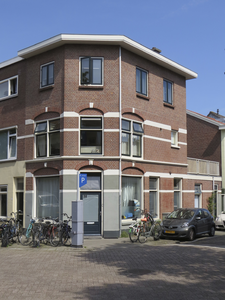 908691 Gezicht op het winkelhoekpand Kruisweg 29 te Utrecht, met rechts de Otterstraat.N.B. bouwjaar: 1900ca. 1905: ...